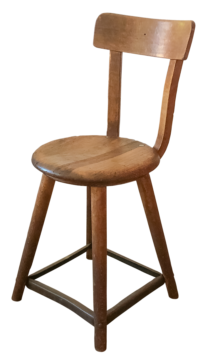 Ein historischer Holzstuhl aus einer Musikinstrumentenmacherwekstatt